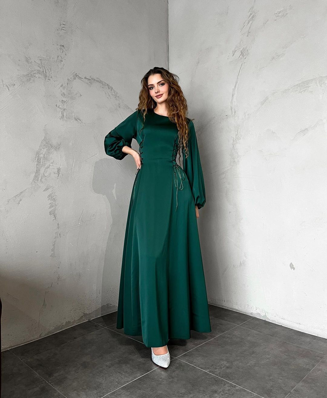 Carmela Gregori™ Elegancka długa sukienka ze sznurowaniem gorsetowym