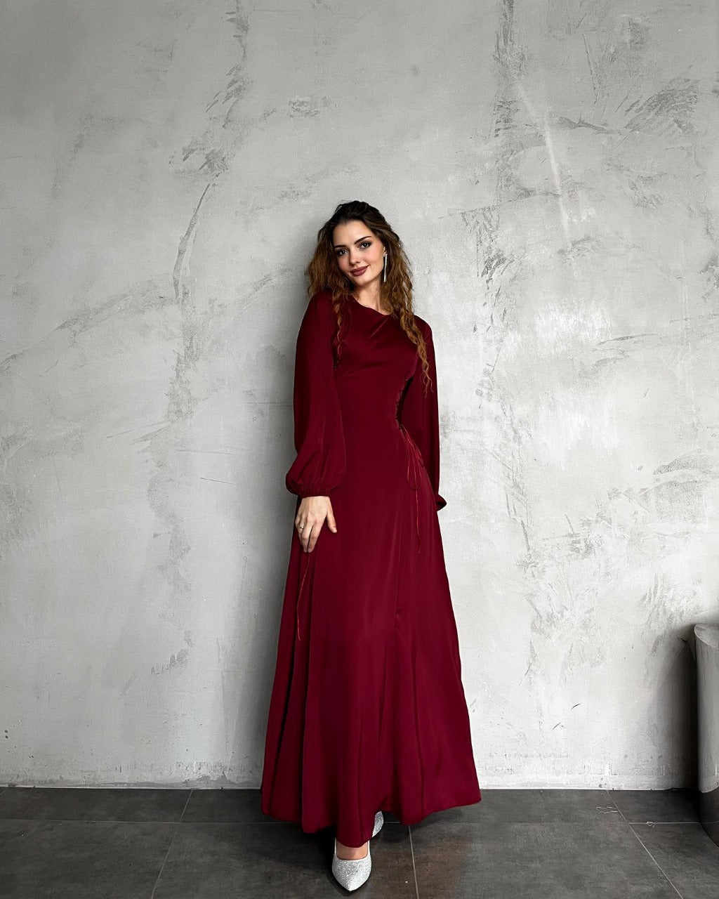 Carmela Gregori™ Elegancka długa sukienka ze sznurowaniem gorsetowym