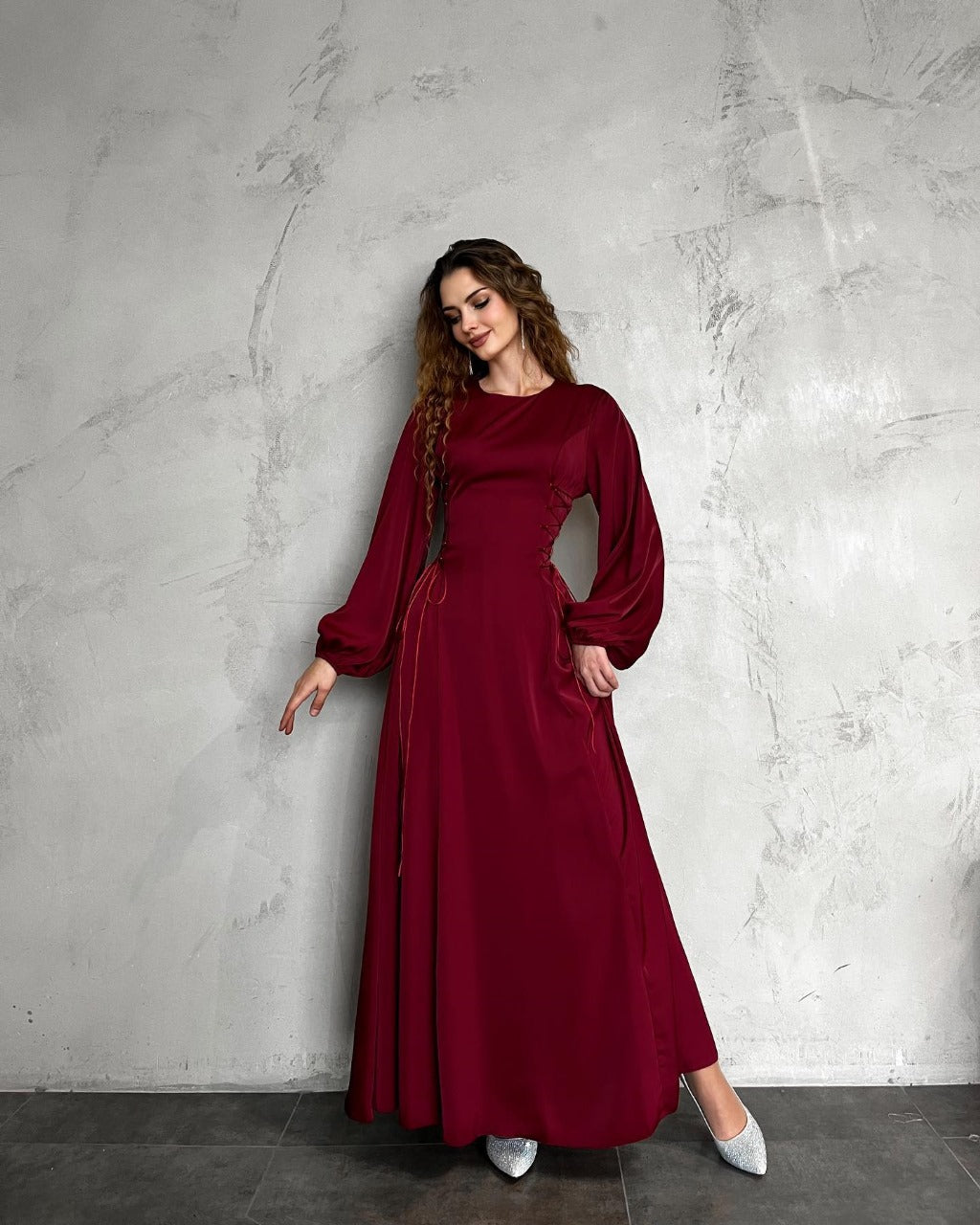 Carmela Gregori™ Elegancka długa sukienka ze sznurowaniem gorsetowym
