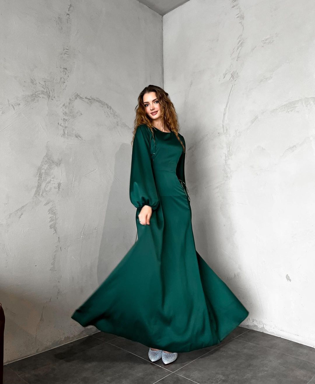 Carmela Gregori™ Elegancka długa sukienka ze sznurowaniem gorsetowym