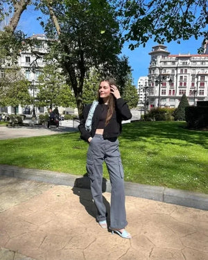 Ciemno szary