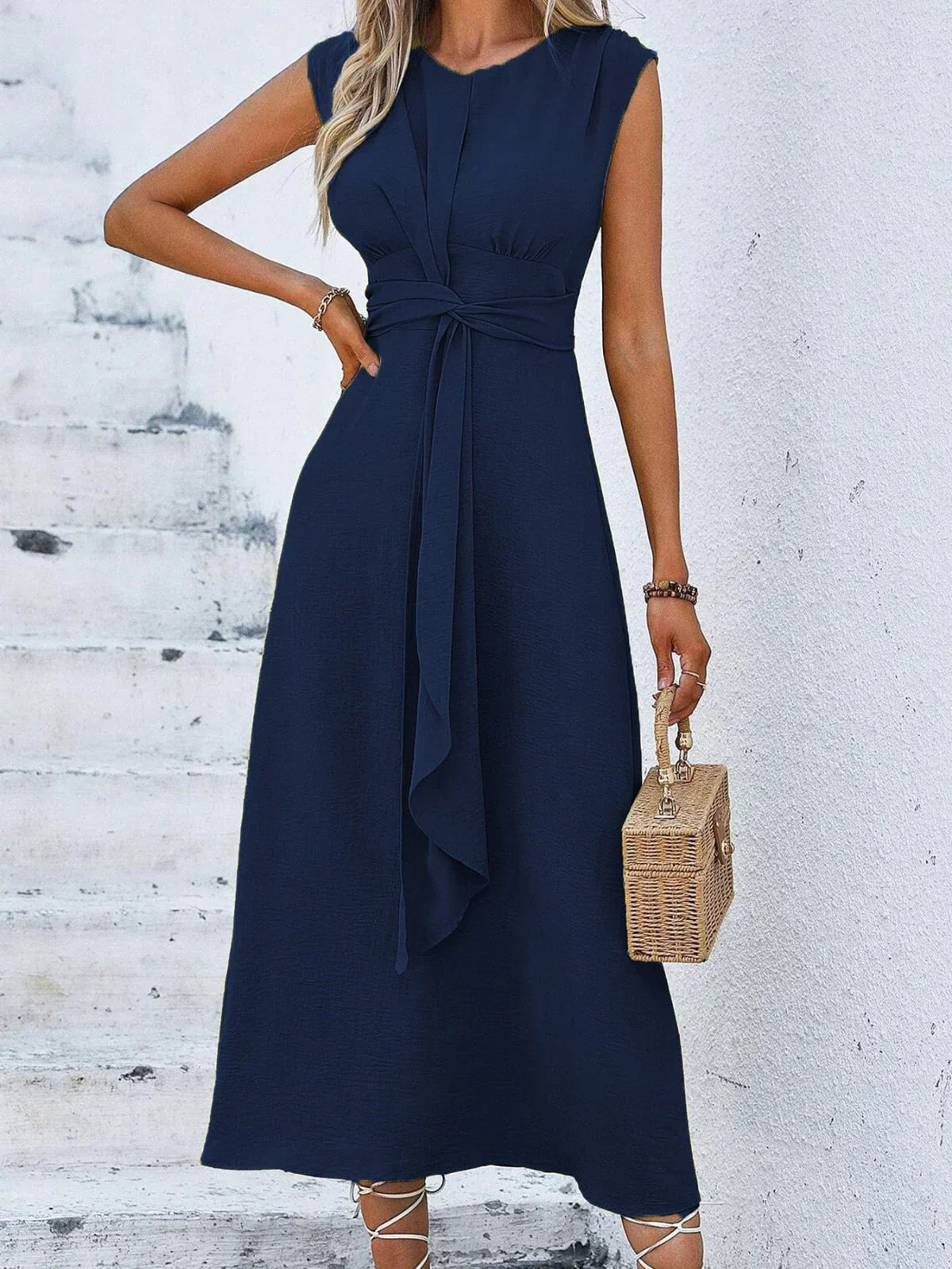 Egle Pizzichini™ Elegancka sukienka z ozdobnym wiązaniem w ponadczasowym stylu